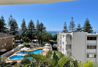 Burleigh Beach Front has rooms with a private hot tub