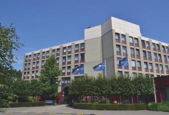 Fletcher Hotel Restaurant Carlton allows 18 year olds to book a room