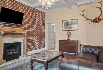 Cozy Condo In The Governor's Mansion Pets Okay allows 18 year olds to book a room