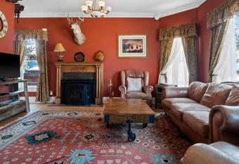 Governor's Mansion beautiful 3bd with pool table allows 18 year olds to book a room