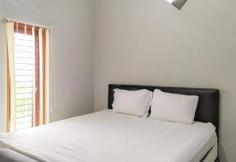 Omah Leren Mitra RedDoorz near Gembiraloka Zoo Yogyakarta allows 18 year olds to book a room