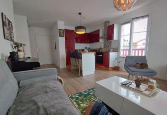 charmant appartement allows 18 year olds to book a room