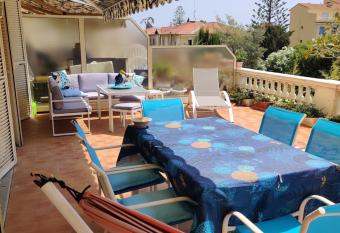 La perle du Louvre has Balcony rooms