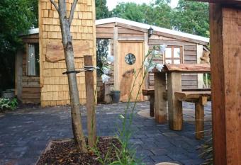 Charming 2-Bed Cabin in Sutton Coldfield has Balcony rooms