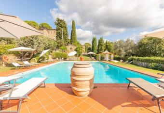 Borgo Dolci Colline Resort Cipresso allows 18 year olds to book a room