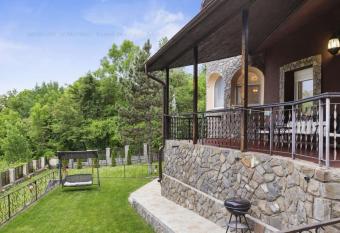 Green Luxury Villa has Balcony rooms