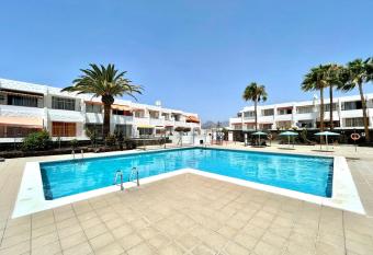Cozy Apartment with kitchen, Wifi, pool in Tenerife South allows 18 year olds to book a room
