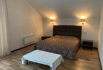 Viktoria Park Hotel has rooms with a private hot tub