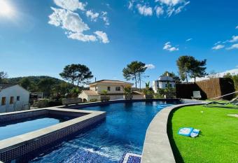 Contempory exclusive Sitges area has rooms with a private hot tub
