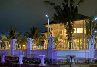 The Peacock Mansion has rooms with a private hot tub