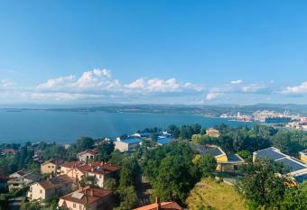 The Sea View Retreat One-Bedroom Apartment SAK2 has Balcony rooms