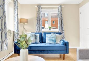 MK Retreat 3 bedroom house, sleeps up to 7 guests, 6 free car parking spaces allows 18 year olds to book a room