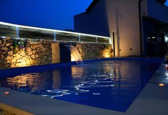 Estate - Villa Discovery has rooms with a private hot tub