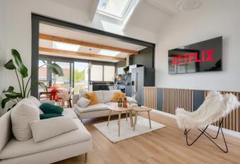 Fabuleuse maison/jardin d   architecte proche Paris has Balcony rooms