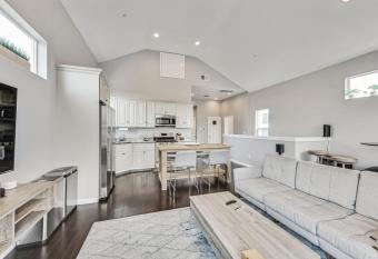 West Oakland 3br2ba Top Floor Flat Ideal For Bus has Balcony rooms