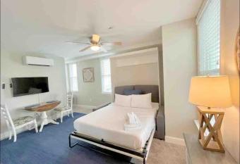 Lovely Renovated 1Bdrm 1Bath Getaway allows 18 year olds to book a room