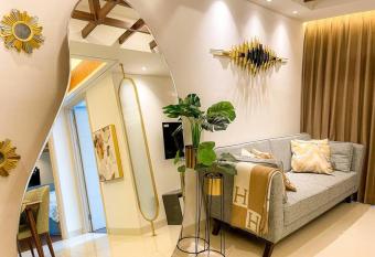 The Jewel of La Casa has Balcony rooms