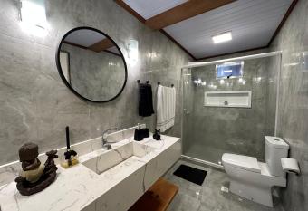 Apartamento com hidromassagem em Gramado has rooms with a private hot tub