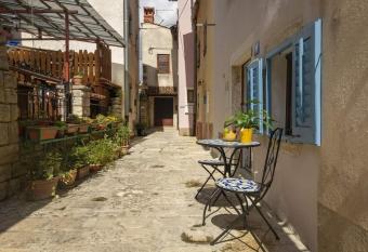 Appartamento ERTA allows 18 year olds to book a room