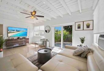 Amazing 3 Bed House with Gameroom and Fun Backyard has Balcony rooms