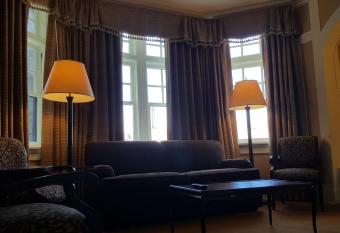 Mansions on Fifth has rooms with a private hot tub