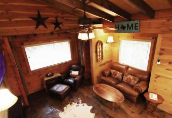 Cozy Woodland Cottage at Scenic Hill Retreat has Balcony rooms