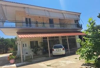 Stathis Rooms has Balcony rooms