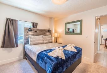 Couples Getaway Studio Apartment Minutes to Downtown allows 18 year olds to book a room