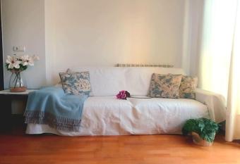 Acogedor apartamento con piscina y garaje allows 18 year olds to book a room