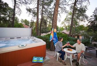 PRIVATE HOME Walk to Downtown CHERRY BLOSSOM COTTAGE Hot Tub SLEEPS UP TO 6 GUESTS has rooms with a private hot tub