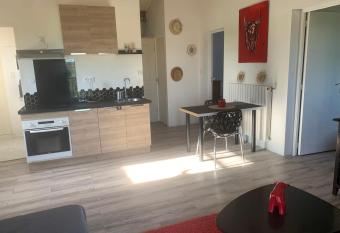 Appart des   curies de la Trinacria allows 18 year olds to book a room