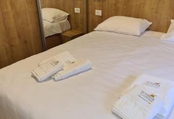 Pahulja Titova Vila has rooms with a private hot tub