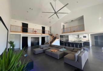 4 Bedroom House on 10 Acres has rooms with a private hot tub