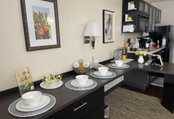 Luxurious Escape FREE PARKING has rooms with a private hot tub