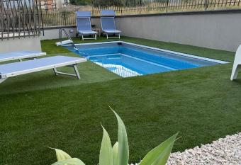 Trinacria dell Etna has rooms with a private hot tub