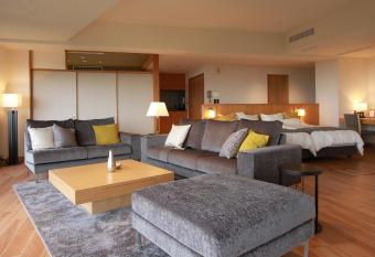                                                                                    has rooms with a private hot tub