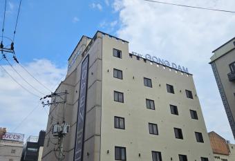Gongdam Stay Hotel allows 18 year olds to book a room