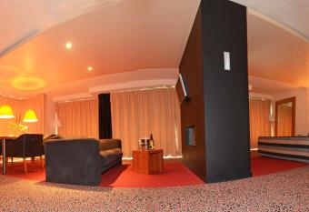 Fletcher Hotel-Restaurant Langewold allows 18 year olds to book a room