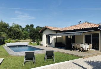 Villa en lisi  re de for  t has Balcony rooms