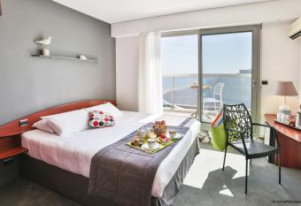 Kyriad Prestige Les Sables d Olonne - Plage - Centre des Congr  s has rooms with a private hot tub