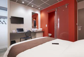 Kyriad Nantes Centre Graslin allows 18 year olds to book a room