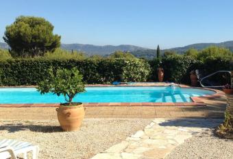 Appartement avec terrasse priv  e et piscine allows 18 year olds to book a room