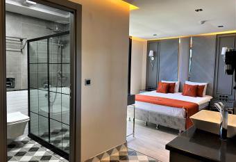 Atar Airport Hotel has rooms with a private hot tub