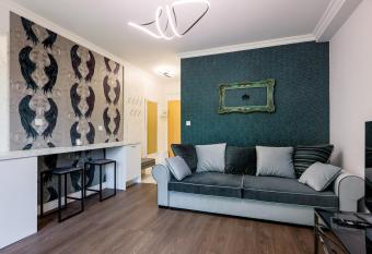 Sudovia Glamour has Balcony rooms