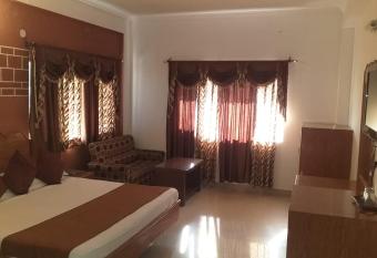 Jamwal palace has rooms with a private hot tub