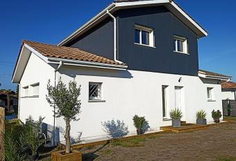 Maison proche Bassin has rooms with a private hot tub