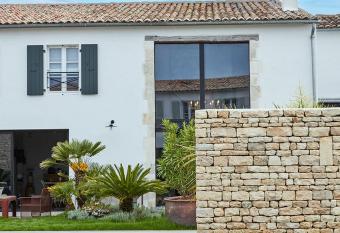 Maisons 322 - La Flamboyante has Balcony rooms