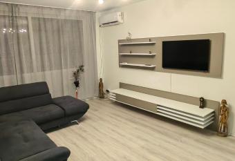 Vila Zeus has rooms with a private hot tub