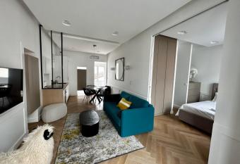 Suite Cl  menceau has Balcony rooms