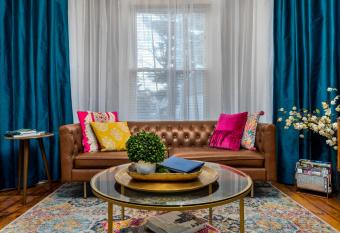 Inspiration Haven - Captivating Art-Filled Cottage allows 18 year olds to book a room